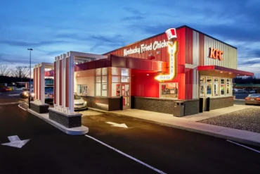 Modern sunum anlayışıyla hazırlanmış tavuk yemeklerinin servis edildiği, şık ve dinamik tasarıma sahip bir restoran ortamı.