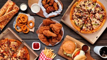 Kaliteli malzemelerle hazırlanmış, özenli sunumuyla dikkat çeken şık bir fast food tabağı.
