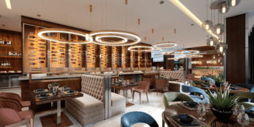 Şık masa düzeni, sıcak ışıklar ve özenli dekorasyonla hazırlanmış davetkar restoran ortamı