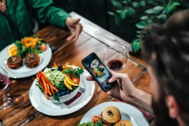 Dikkat çekici tabak sunumları, estetik mekan detayları ve sosyal medya paylaşımına uygun atmosferiyle öne çıkan modern bir restoran ortamı.