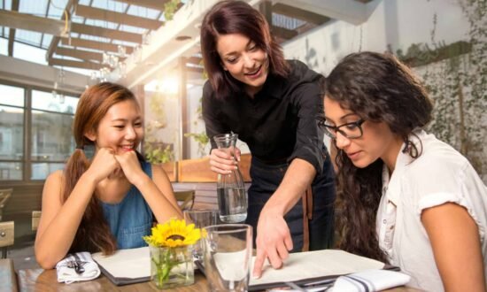 Güler yüzlü personelin servis yaptığı, düzenli ve sıcak bir ortama sahip restoran iç mekanı.