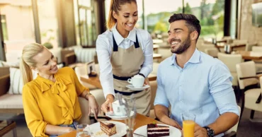 Güler yüzlü hizmet, özenli servis ve sıcak atmosferiyle misafir memnuniyetini öne çıkaran bir restoran ortamı.