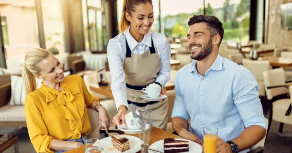 Güler yüzlü hizmet, özenli servis ve sıcak atmosferiyle misafir memnuniyetini öne çıkaran bir restoran ortamı.