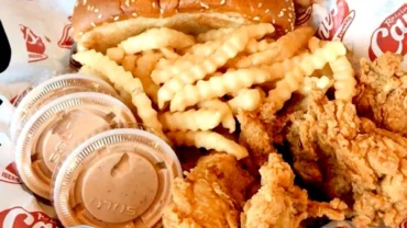 Özenli sunumla hazırlanmış, klasik fast food algısının ötesine geçen şık bir tavuk yemeği.