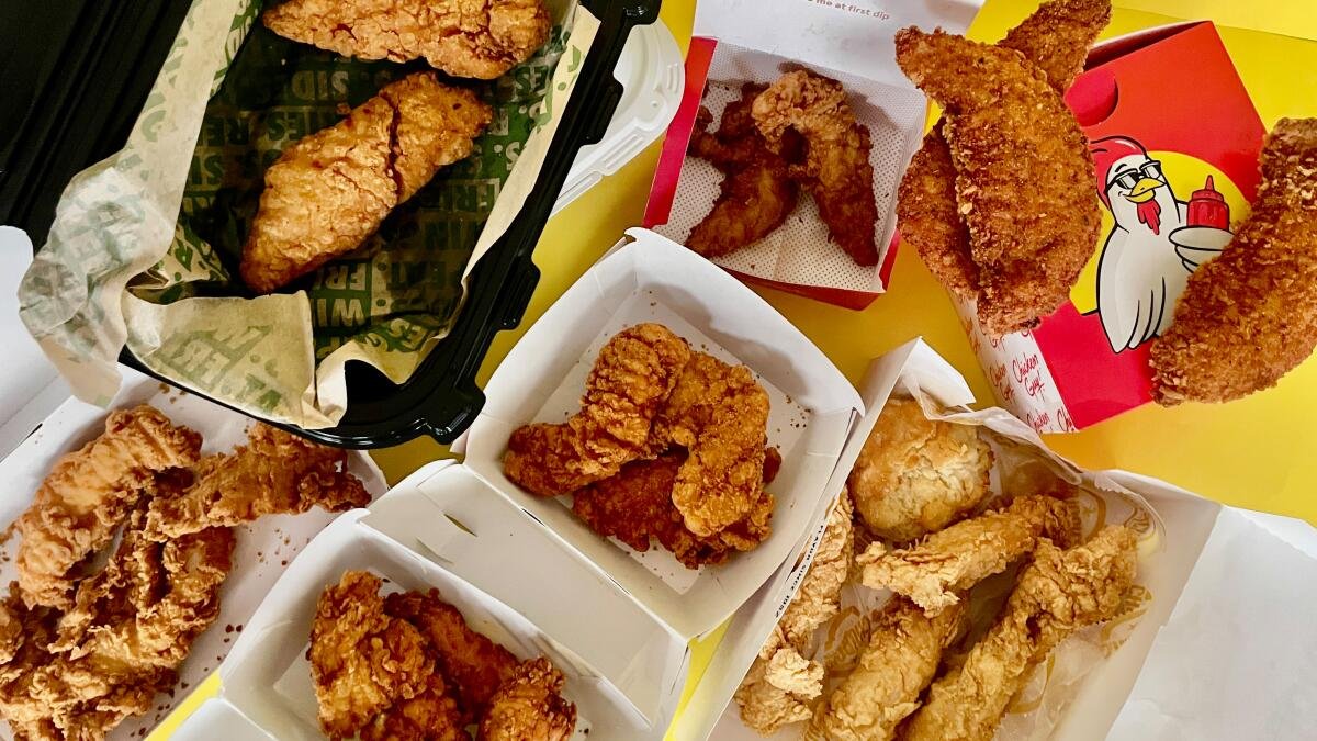 Temiz sunumlu, iyi pişirilmiş tavuk yemekleri ve düzenli servis detaylarıyla öne çıkan kaliteli bir restoran masası.