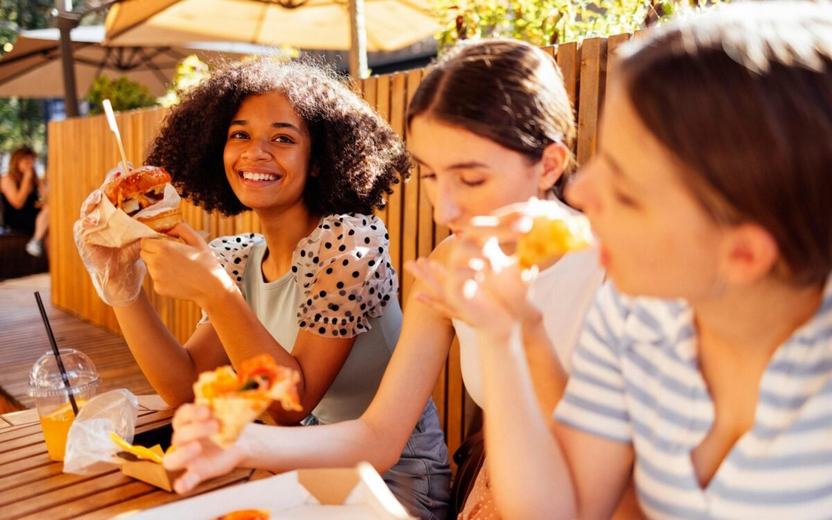 Modern sunumla hazırlanan, klasik hızlı yemek anlayışından ayrılan şık ve iştah açıcı bir fast food tabağı.